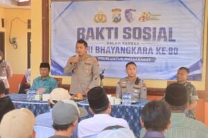 Hari Bhayangkara ke -80, Polres Probolinggo Salurkan Bantuan Alat Pertanian dan Droping 10 Ribu Liter Air Bersih di Banyuanyar